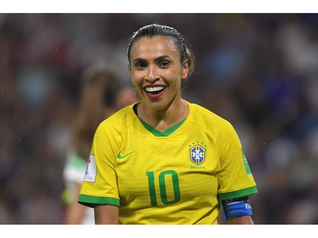 Técnica da seleção feminina de futebol brasileira dá show no piano ao lado  de jogadores brasileiros