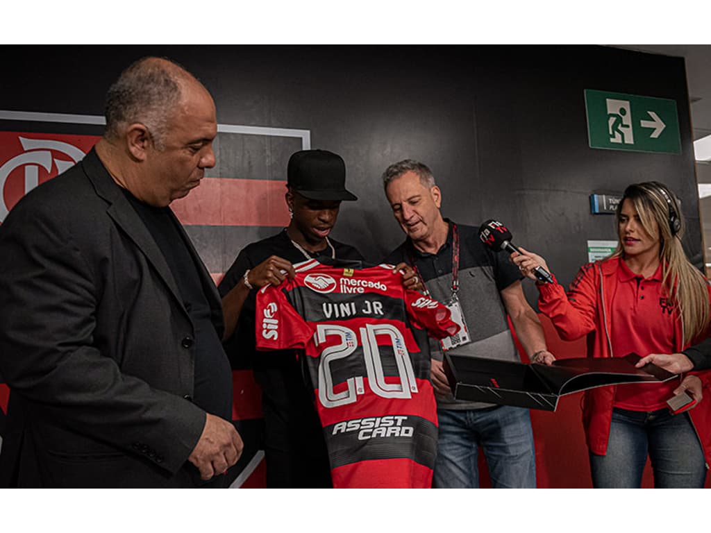 Vini Jr cita promessa feita ao pai e se rende ao Flamengo: É o clube da minha vida