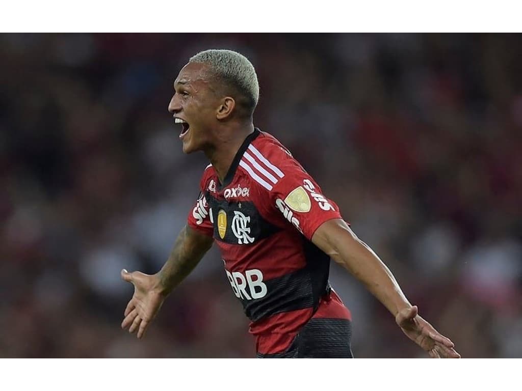 Benfica deve voltar a tentar tirar lateral Wesley do Flamengo