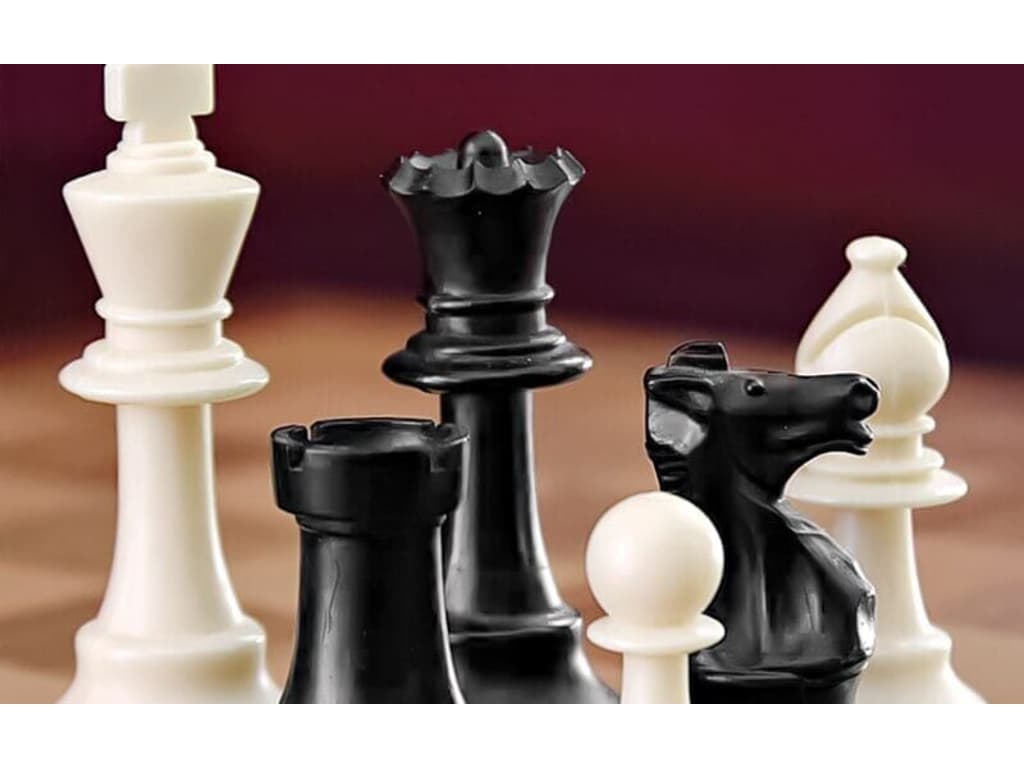 Jogadores de xadrez masculinos no tabuleiro, movimento de vista superior  branca. dois jogadores de xadrez começam o torneio intelectual dentro de  casa. tabuleiro de xadrez na mesa de madeira