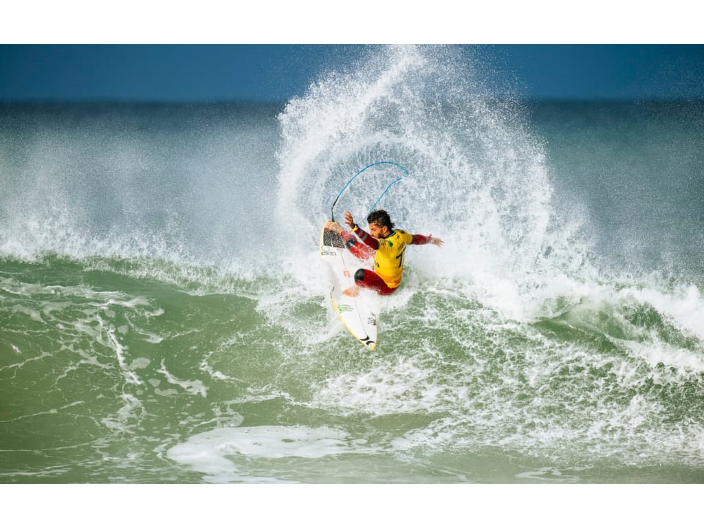 Filipe Toledo vence Italo e é campeão mundial de surfe pela 1ª vez