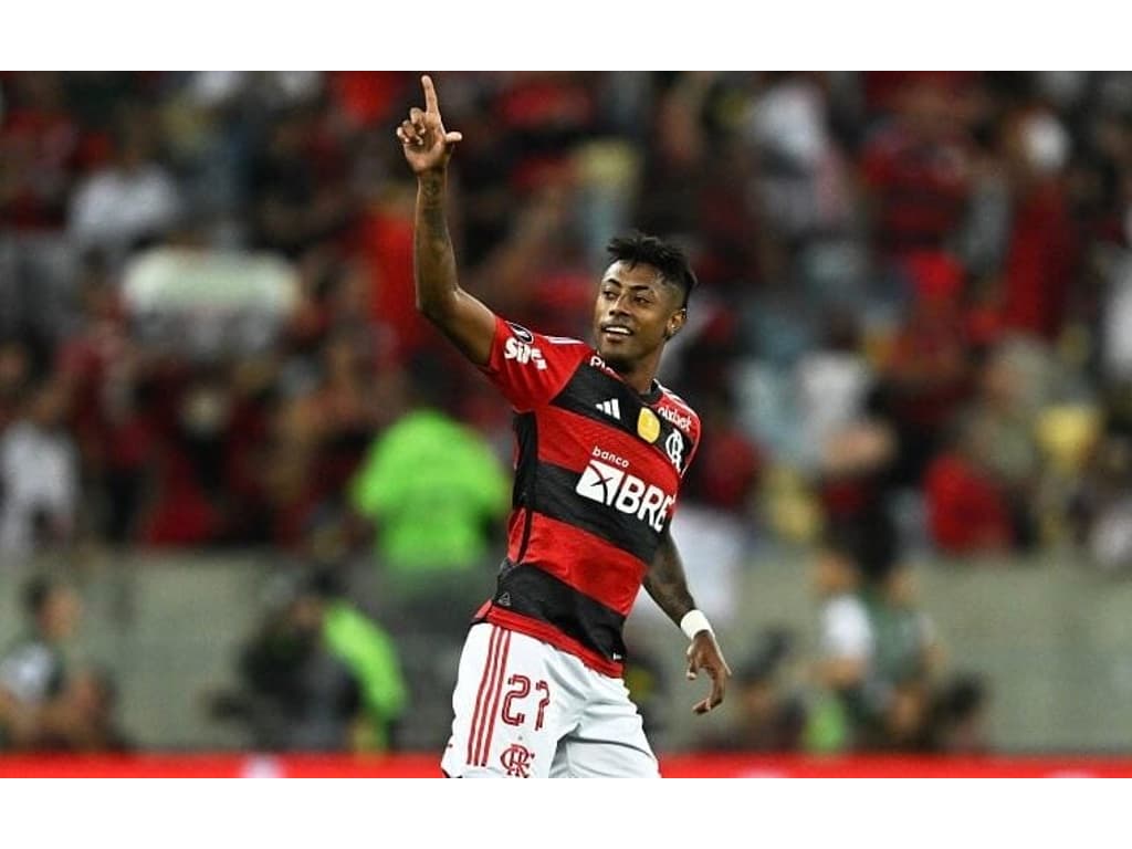 Flamengo supera retranca, vence o Olimpia e garante vantagem por