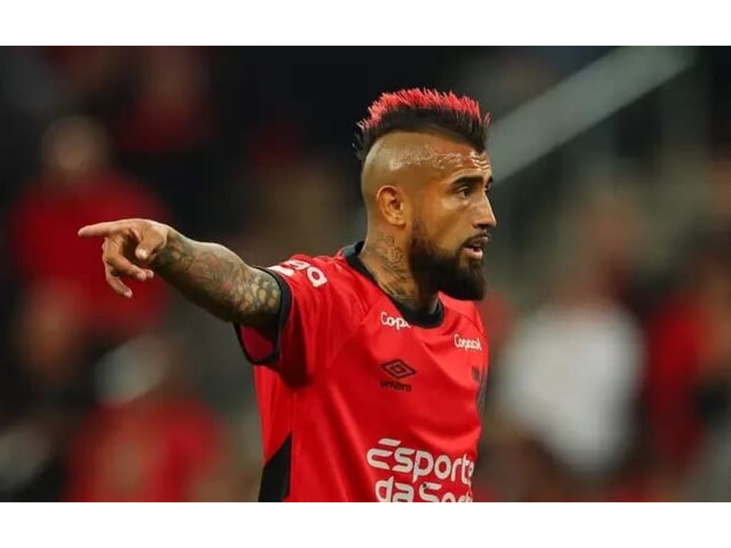 Vidal receberá 13,89% do salário do Flamengo em ida para o Athletico-PR