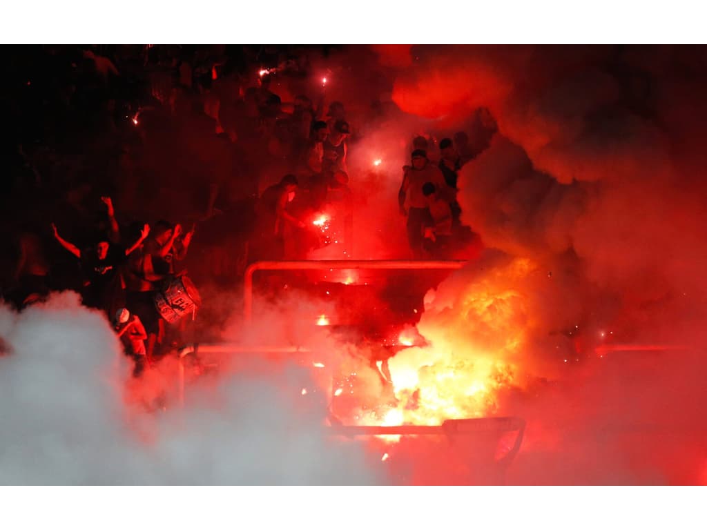 Torcedora do Corinthians é reanimada e levada ao hospital após incêndio antes do jogo contra o Fortaleza