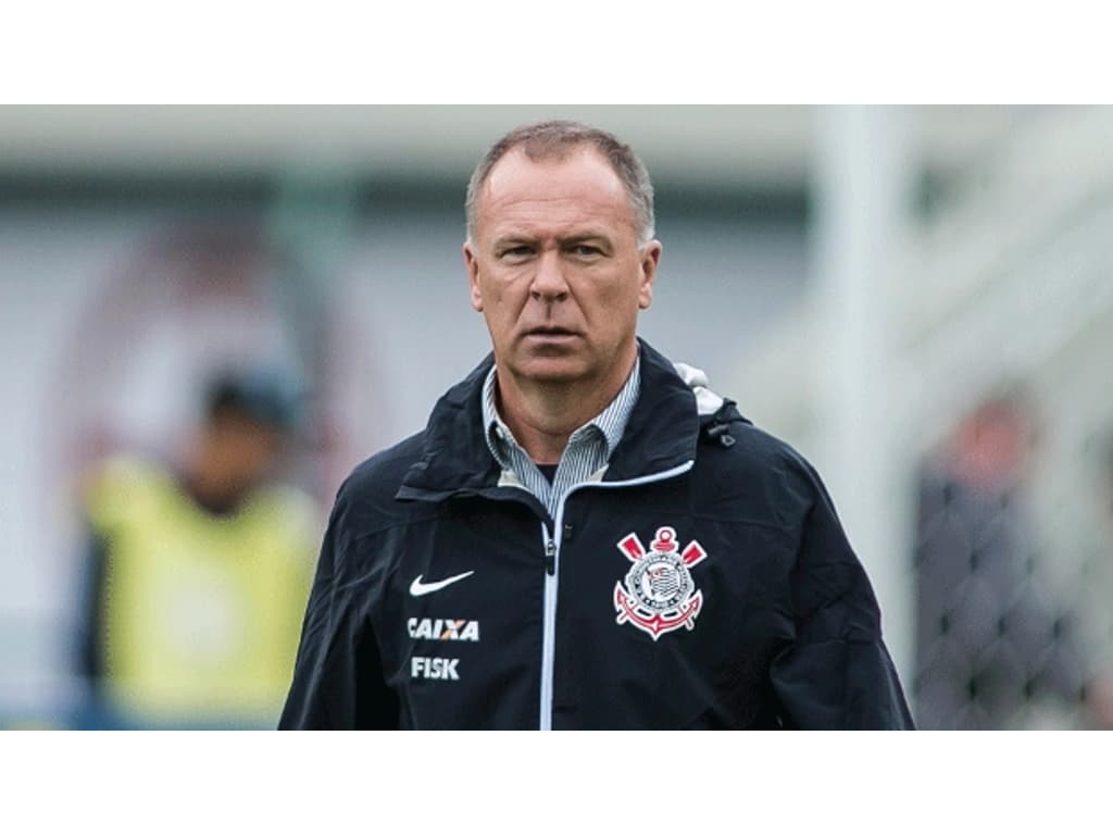 Candidato da oposição critica presidente do Corinthians pela contratação de Mano