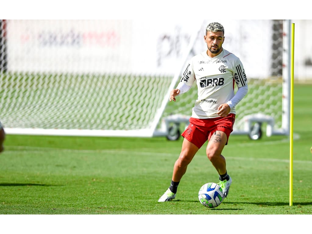 Flamengo: Arrascaeta e Luiz Araújo treinam com o grupo para final da Copa do Brasil