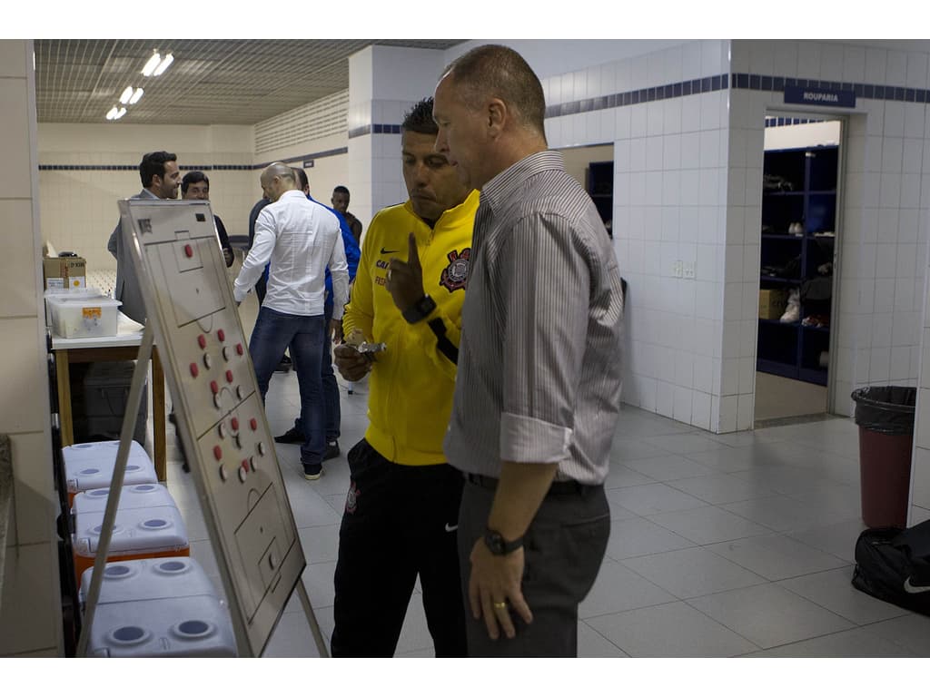 Fora do banco, Mano Menezes coloca à prova bons números no Corinthians contra o São Paulo