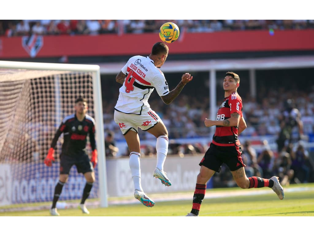 GloboEsporte.com > Futebol > Flamengo - NOTÍCIAS - CURTINHAS: Andrade  aparece no clube com esparadrapos na orelha