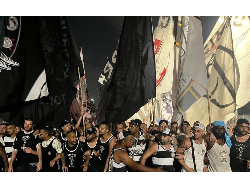 Torcida do Corinthians faz festa e recebe time com procissão antes de decisão na Sul-Americana