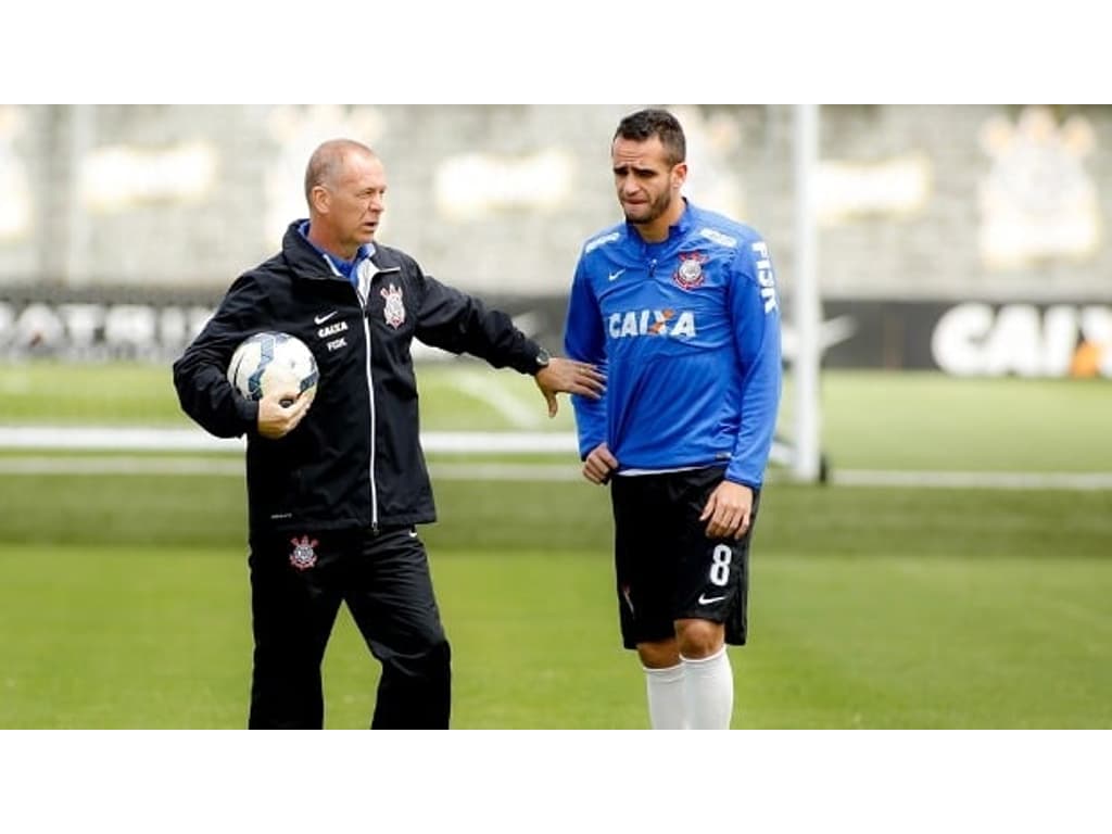 Mano Menezes acerta com Corinthians; contrato vai até 2025