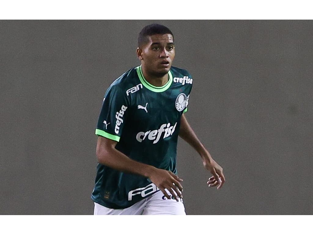 Nova joia? Pedro Felipe, zagueiro da base do Palmeiras, possui