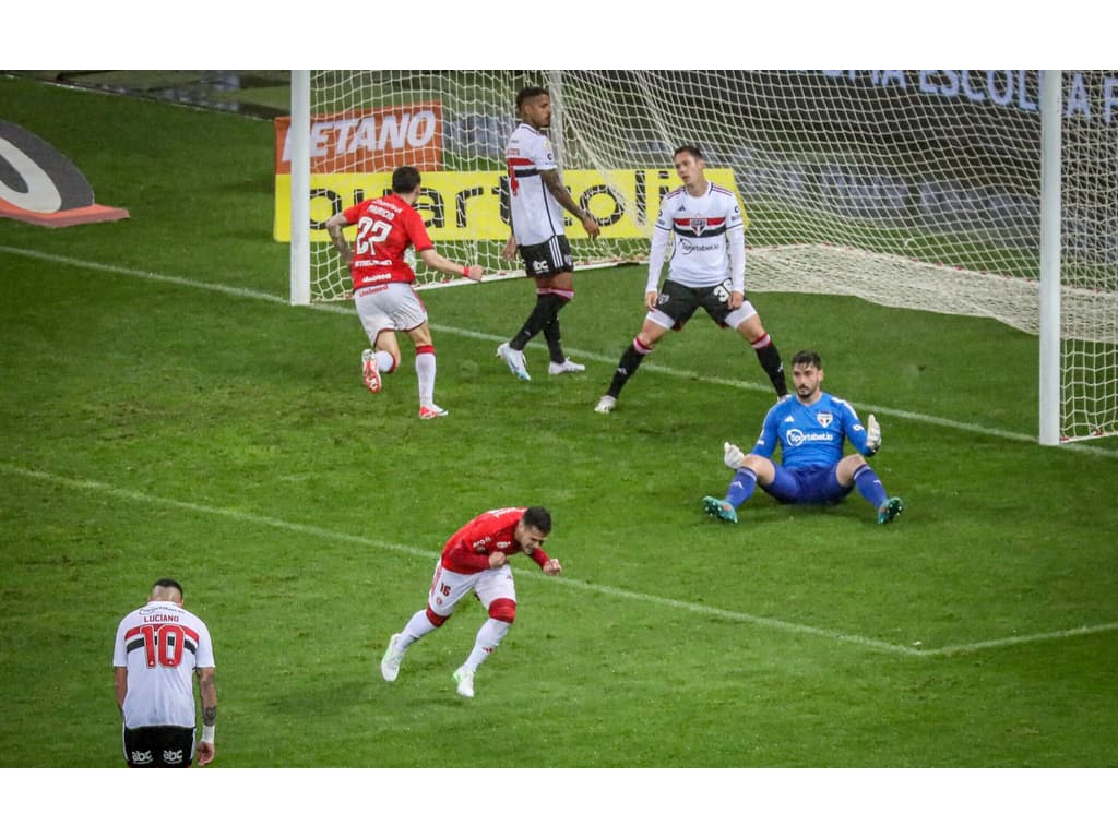 São Paulo perde de virada para o Internacional no Beira-Rio - LANCE!