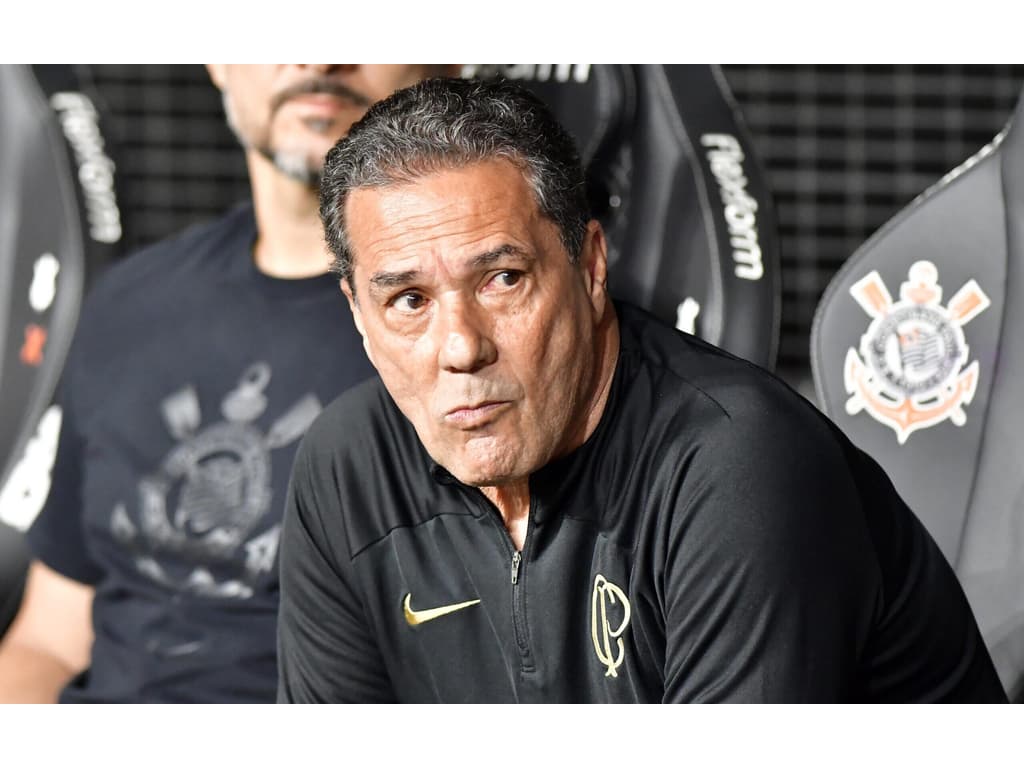 Luxemburgo é vaiado pela torcida do Corinthians antes do jogo contra o Grêmio; veja o vídeo
