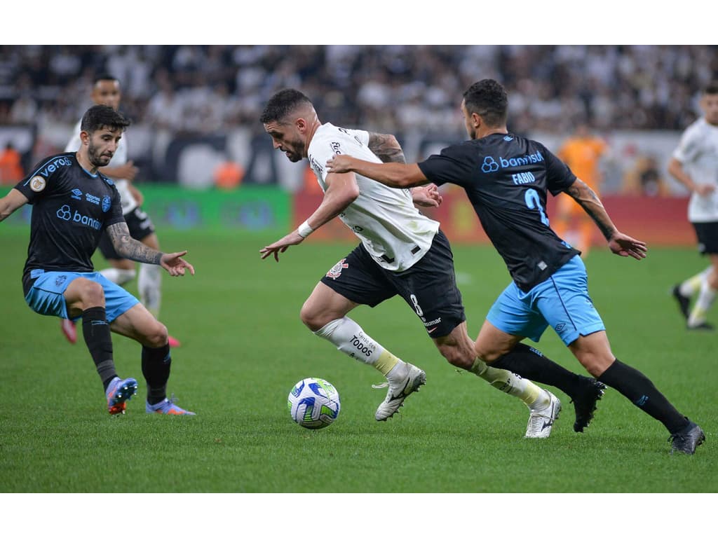 Em jogo de duas viradas, Grêmio e Bragantino empatam no Brasileirão