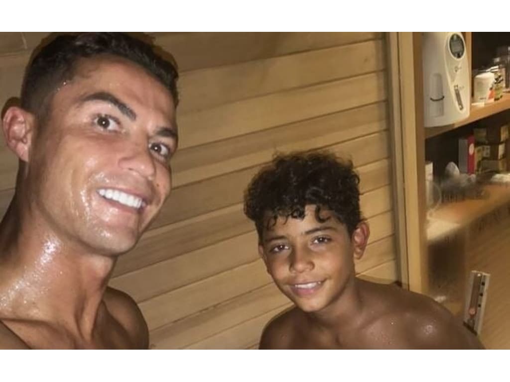 Filho de Cristiano Ronaldo veste camisa do Flamengo e torcedores vão à loucura; veja