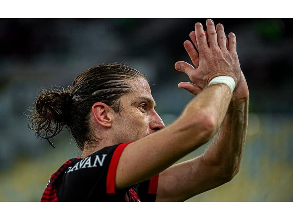 Filipe Luís publica carta aberta e se desculpa com torcida do Flamengo: Decepcionamos milhões