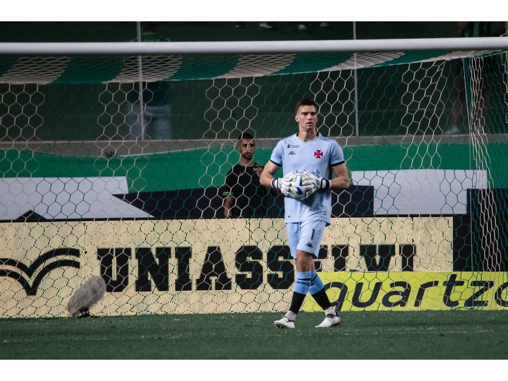 Titular em todos os jogos, Léo Jardim pode ser a salvação do Vasco no  Brasileiro - Rádio Itatiaia