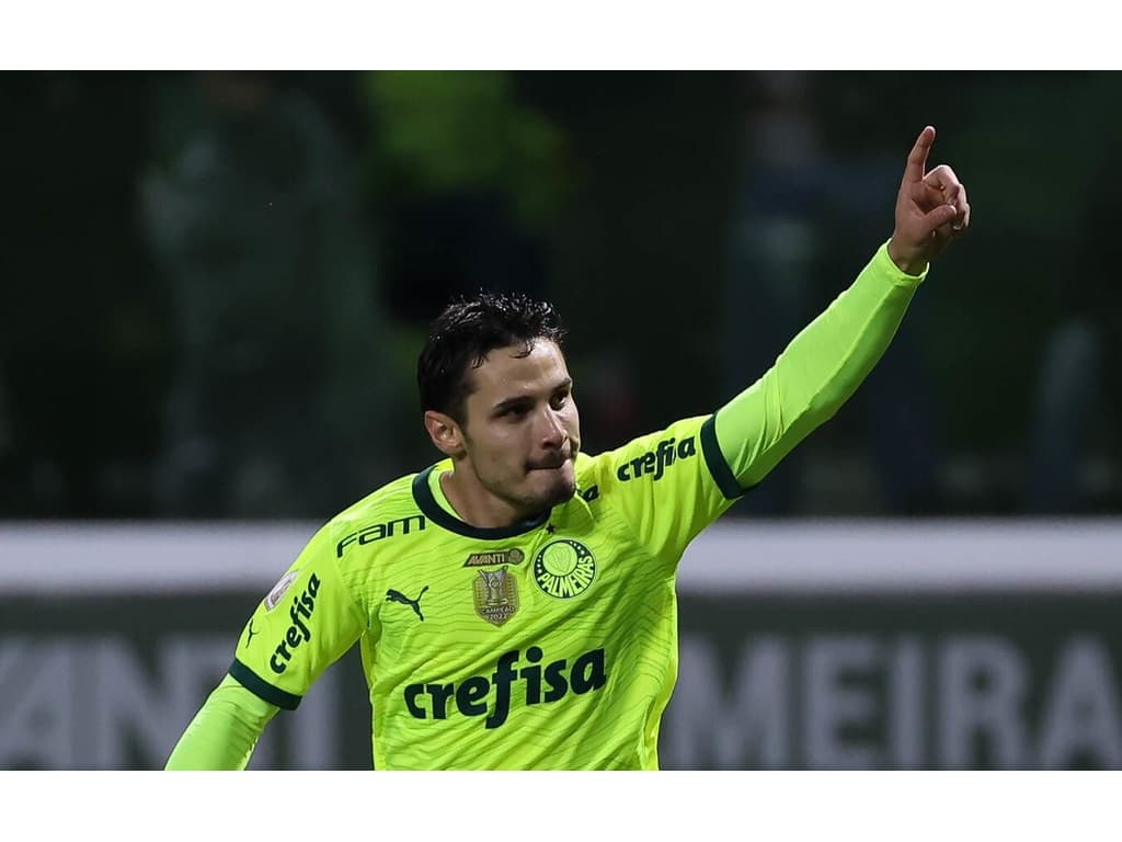 Ídolo do Palmeiras, Raphael Veiga é eleito o melhor jogador do Brasileirão no mês de agosto