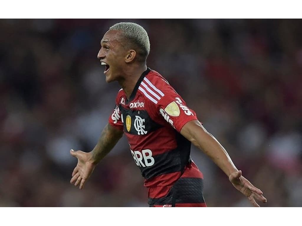 Enquanto no Flamengo ganha $250 mil, os milhões que Wesley