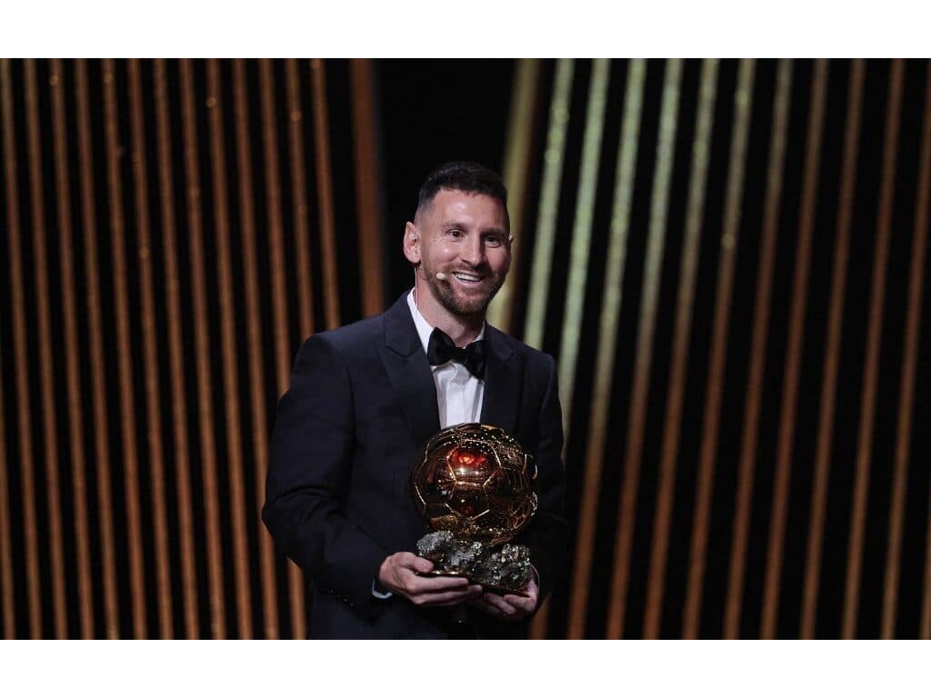 MESSI ES INFINITO ♾️ 🥇🇦🇷 Lionel Messi, 8 vezes melhor jogador do mundo,  treinando no melhor CT do Brasil! 🐓 Parabéns por mais um prêmio…