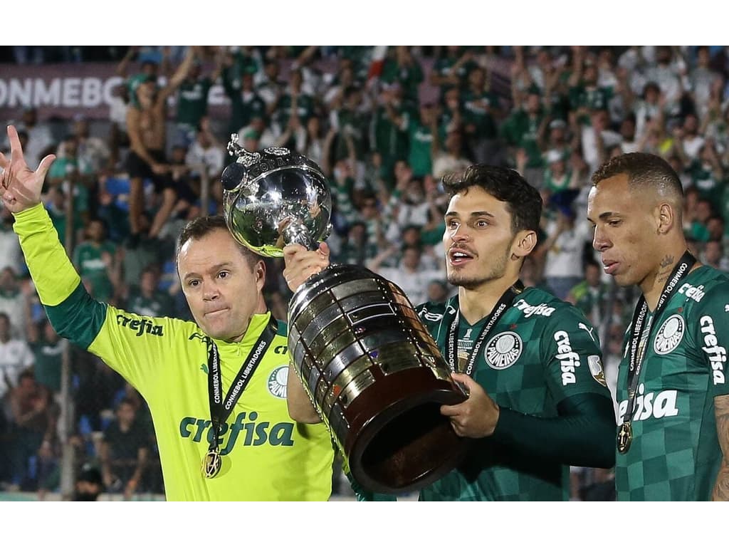 Dois anos após gol histórico no Palmeiras, Raphael Veiga volta ao Centenário de Montevidéu