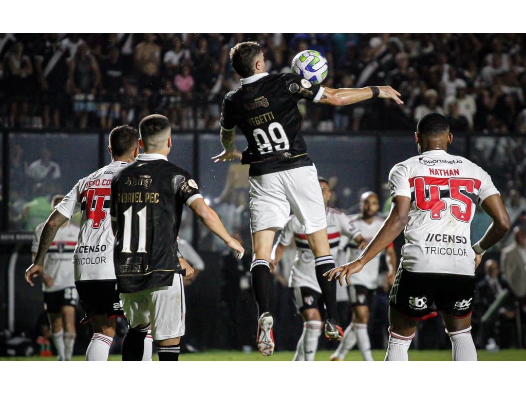 Ele é titular absoluto do Vasco e vai jogar lesionado contra o Corinthians