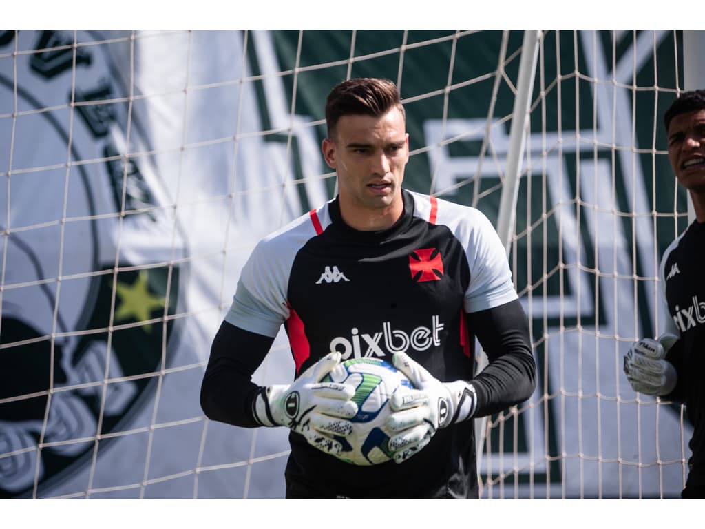 Léo Jardim, do Vasco, se torna o segundo goleiro com mais defesas no  Brasileirão - Lance!