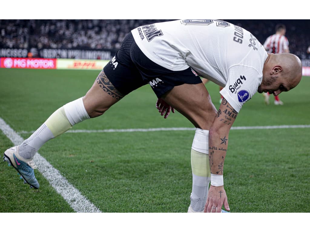 Renova ou aposenta? Fábio Santos indica futuro no Corinthians