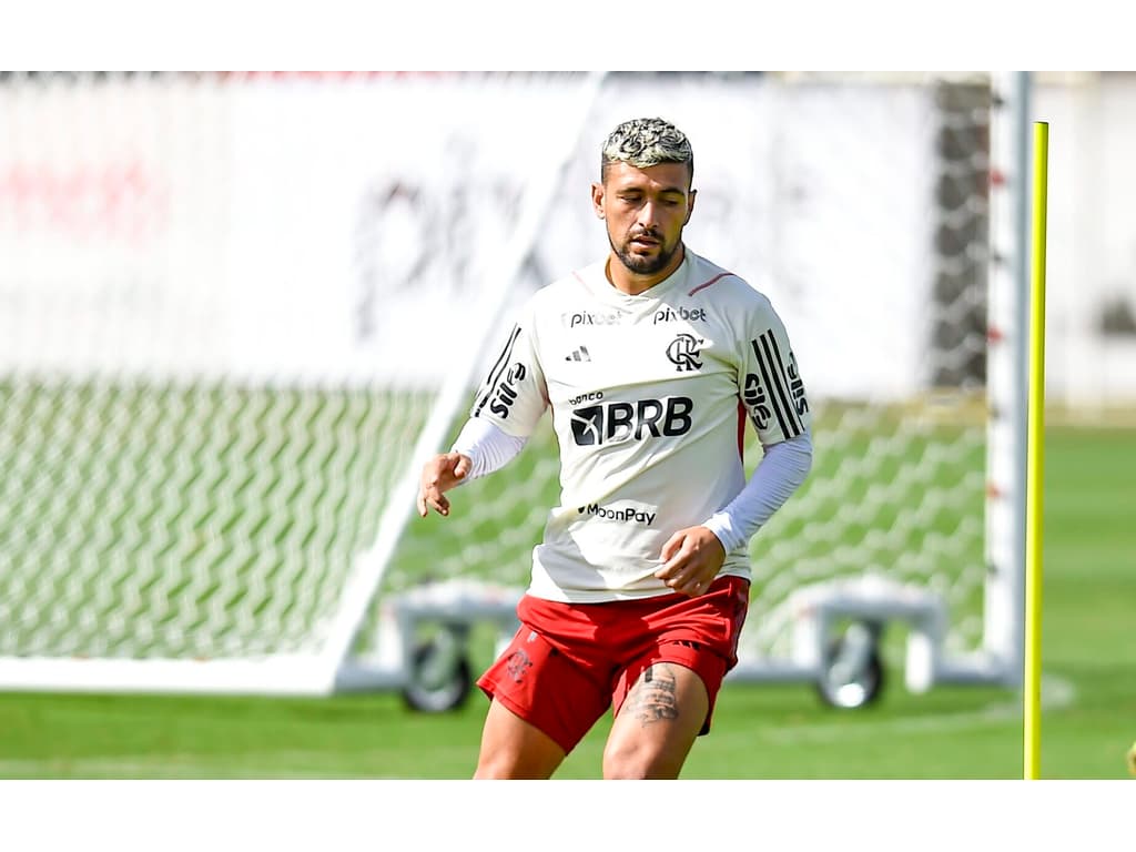 Flamengo: Arrascaeta segue trabalhos de recuperação e não treina com grupo