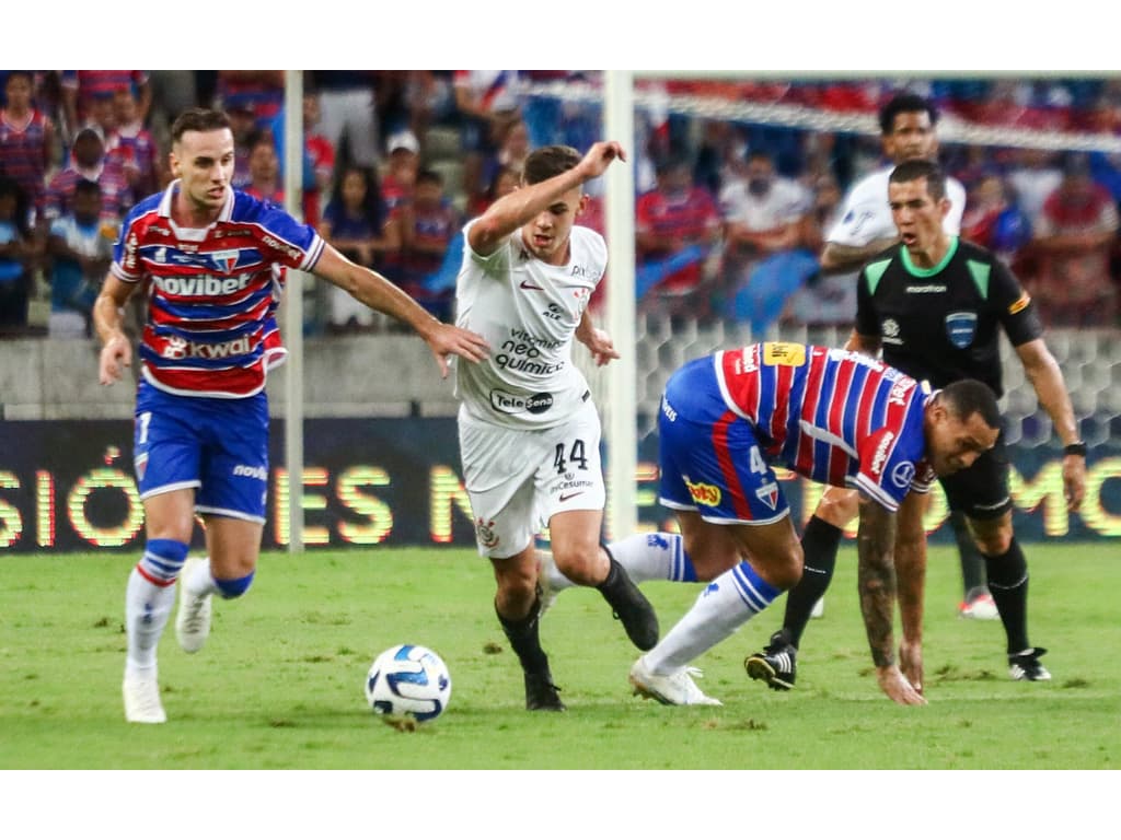 Fortaleza x Corinthians: Conmebol divulga áudio do VAR em lance polêmico envolvendo Pochettino e Moscardo