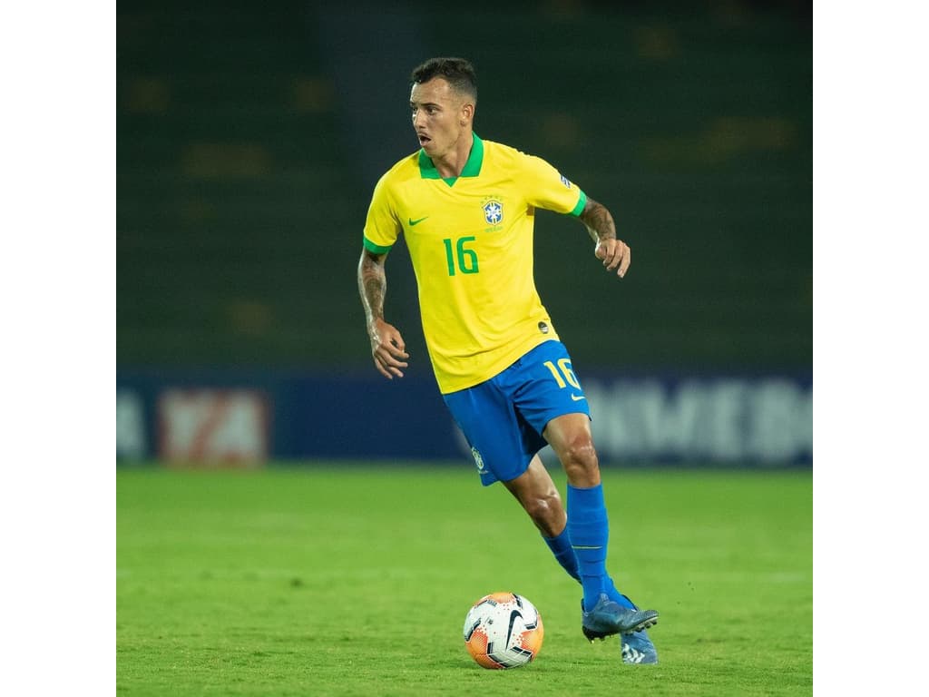 Com passagem pelo Internacional, lateral brasileiro afirma interesse de Palmeiras, Flamengo e Corinthians