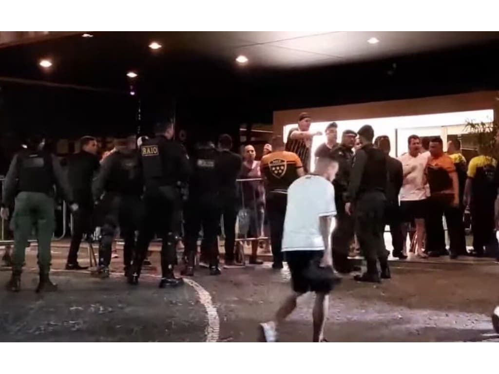Chegada do Corinthians ao hotel após eliminação na Sul-Americana tem protesto com confusão