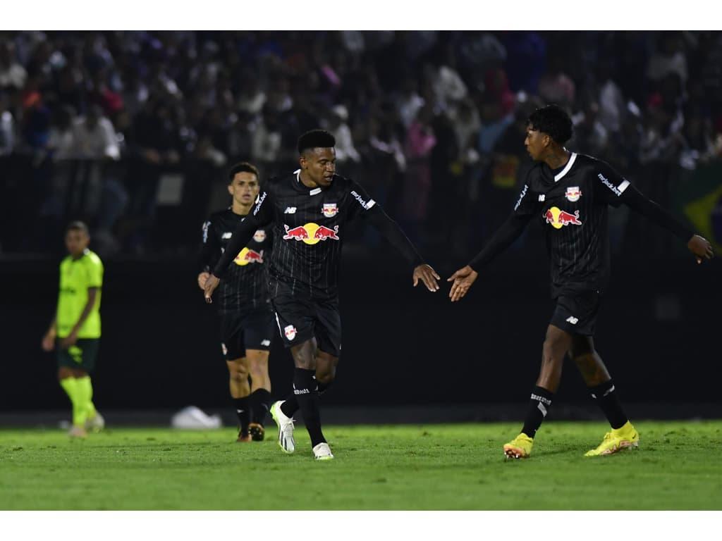 Bragantino vira no fim, derrota o Palmeiras e assume a vice-liderança do Brasileirão