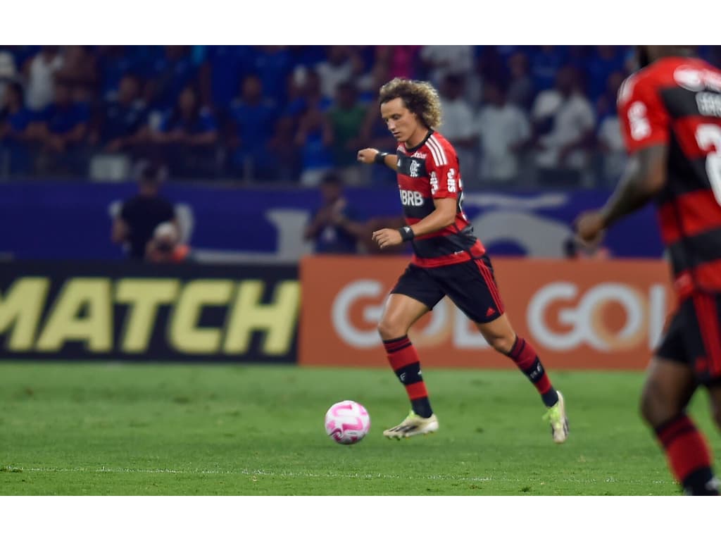 Flamengo divulga diagnóstico de David Luiz