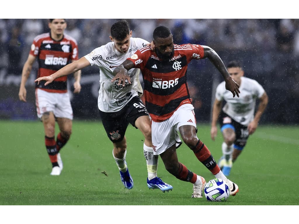 Em noite chuvosa, Flamengo abre o placar, mas Corinthians busca empate pelo Brasileirão