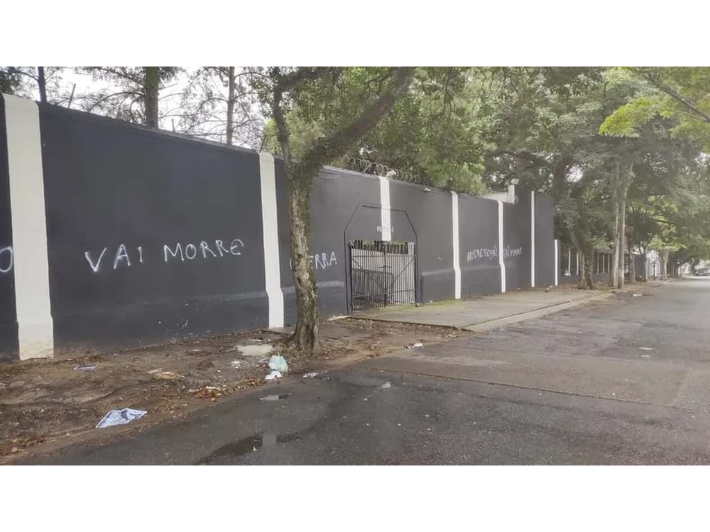 Às vésperas da eleição, sede do Corinthians é alvo de tiros e pichações