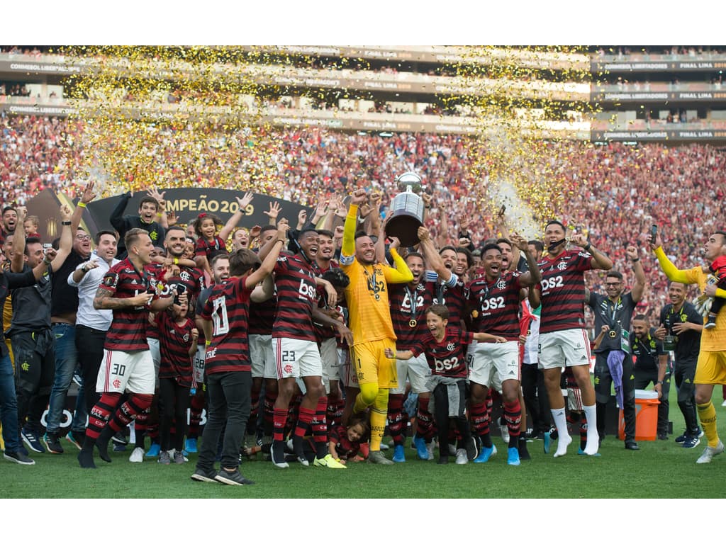 Torcida do Flamengo prepara mosaico para jogo contra o Bragantino, mas  comete gafe no resultado