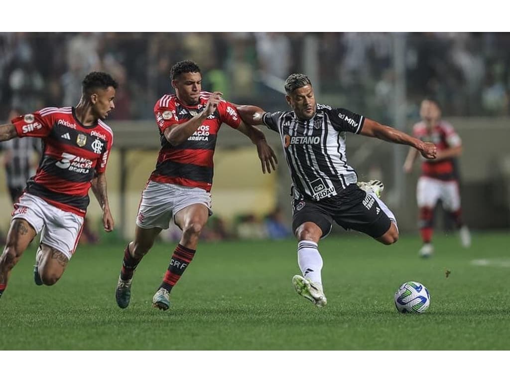 Palmeiras empata a jogar com menos um, Flamengo e Atlético Mineiro