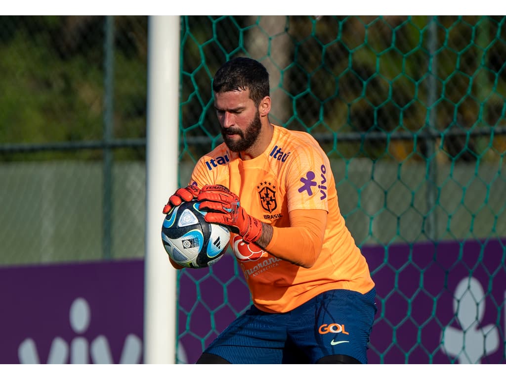 Alisson admite sorte em gol anulado, mas vê 'bola complicada' - Lance!