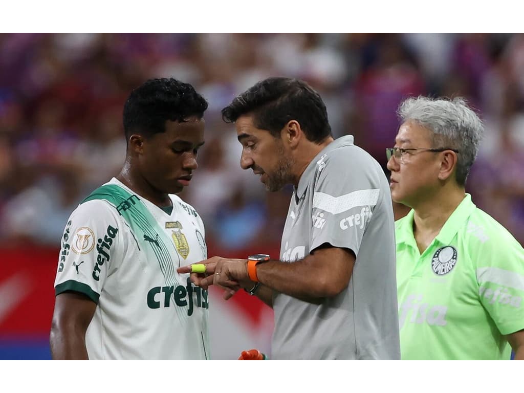 Com um a menos e números melhores; Palmeiras arranca empate e segue líder