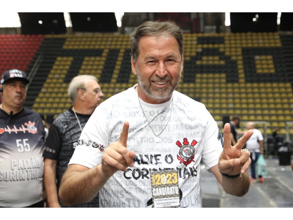 Ex-dirigente do Flamengo ganha força no Corinthians como plano B à Rodrigo Caetano