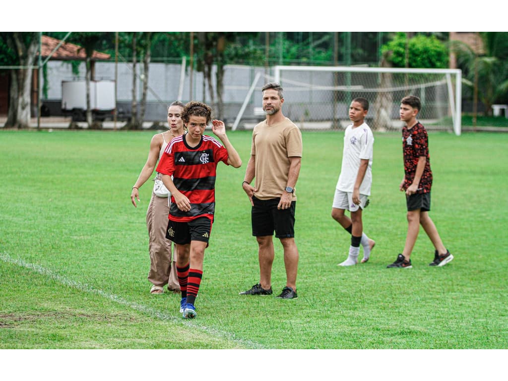 Diego Ribas acompanha jogo das categorias de base do Flamengo