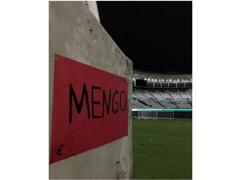 Flamengo espalha cartazes de apoio pelo Maracanã antes de jogo contra o Atlético-MG