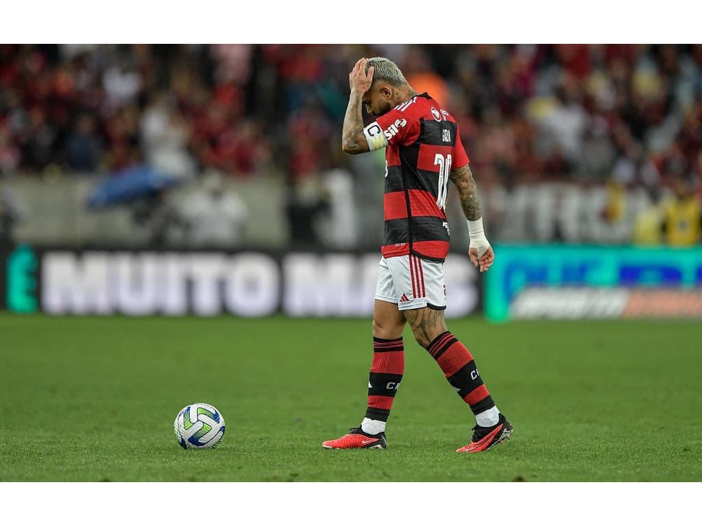 Gabigol posta foto sorrindo após expulsão em clássico e torcedores do Flamengo detonam: Falta de respeito