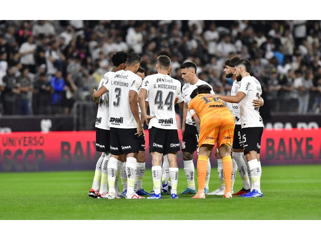 Torcedores do Corinthians questionam medalhão após goleada: 