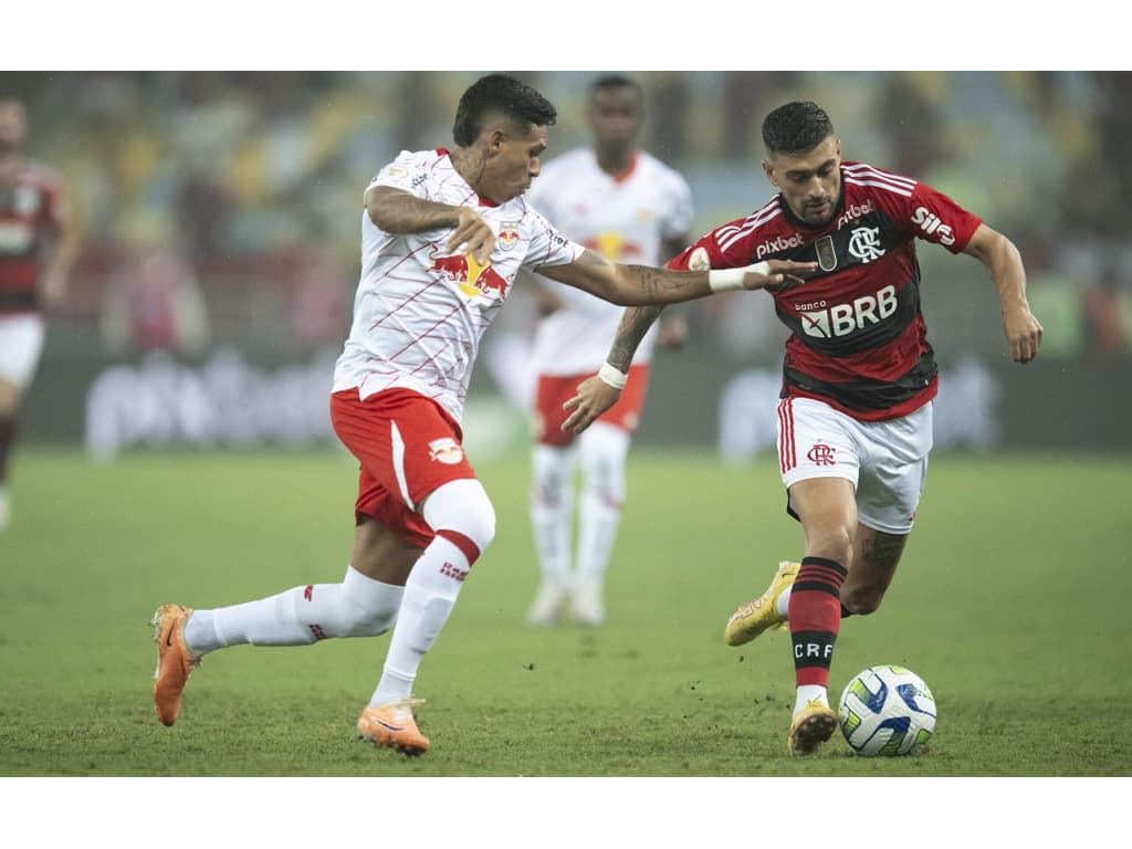 Arrascaeta faz mágica, Flamengo vence Bragantino e agita Brasileirão