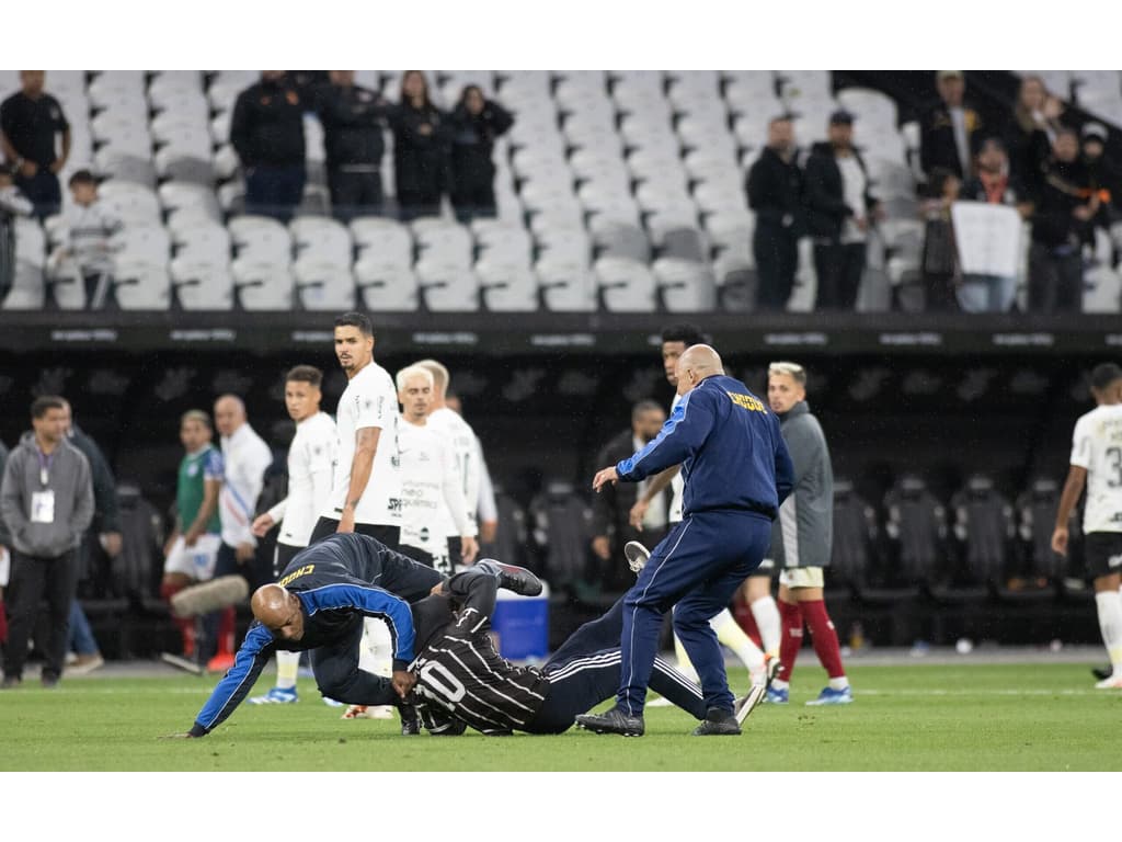 VÍDEO: Torcedores do Corinthians invadem campo e protestam após goleada para o Bahia em Itaquera