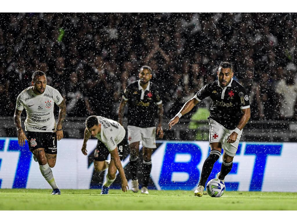 Corinthians vence o Vasco de virada e se afasta do risco de rebaixamento no Brasileirão