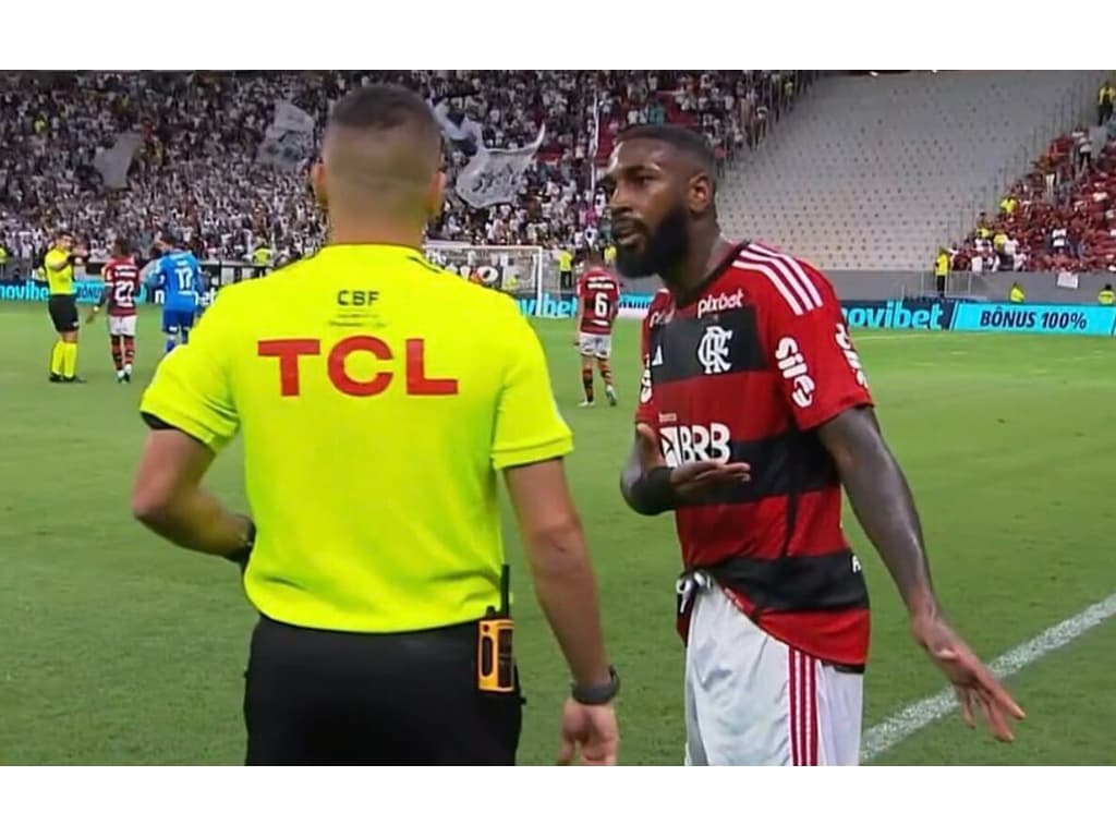 Lances parecidos geram expulsão a favor do Flamengo, mas pró