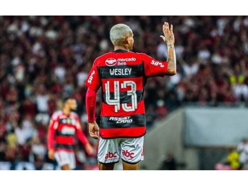 Namorada de jogador do Flamengo se revolta com críticas e dispara contra  jornalista
